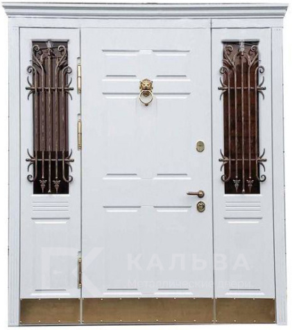 Фото «Входная белая с боковым остеклением и ковкой для частного дома №413»